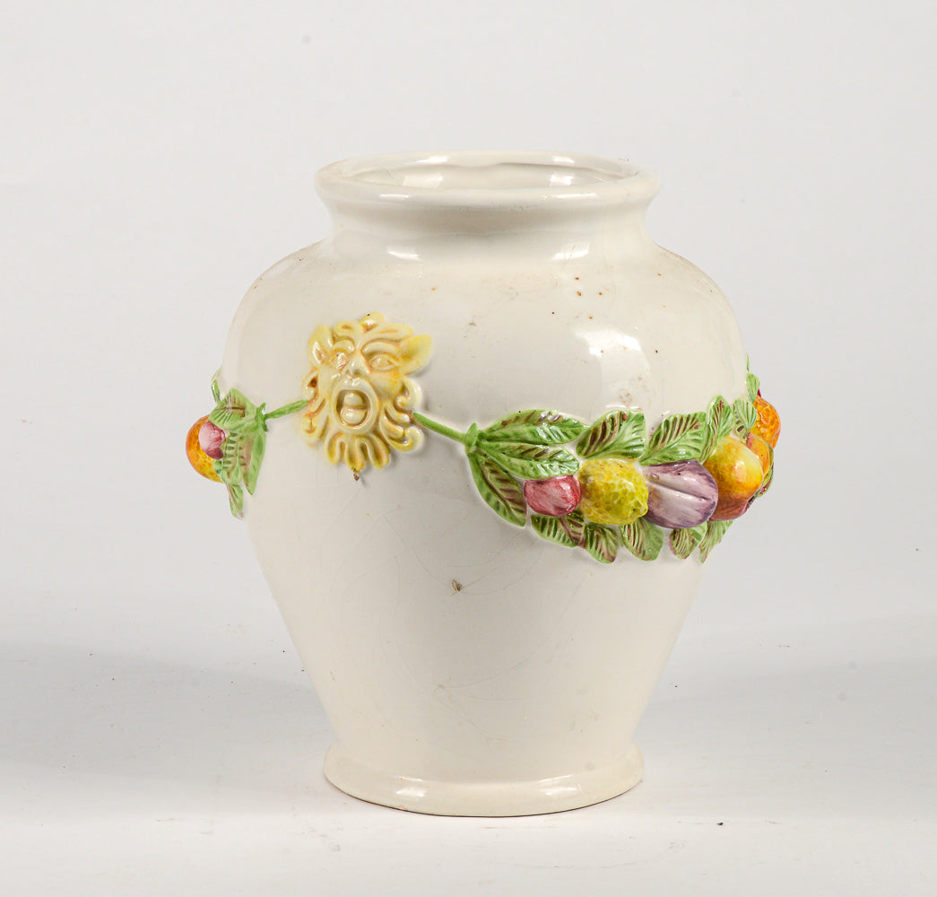 Vaso anfora in ceramica firmata Nazareno Picchioni con decori frutta e mascheroni Italia 1980