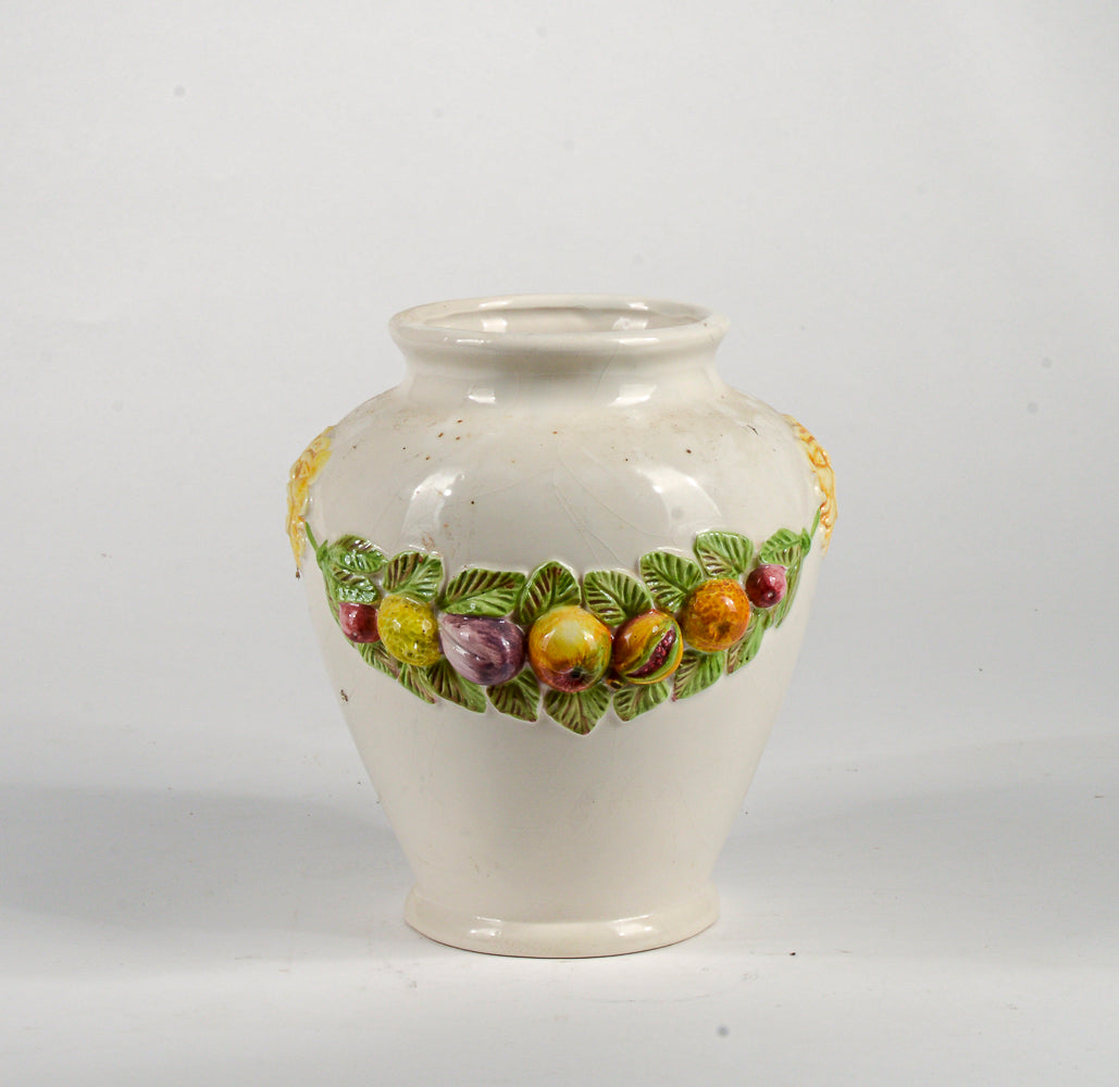 Vaso anfora in ceramica firmata Nazareno Picchioni con decori frutta e mascheroni Italia 1980