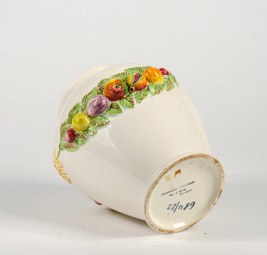 Vaso anfora in ceramica firmata Nazareno Picchioni con decori frutta e mascheroni Italia 1980