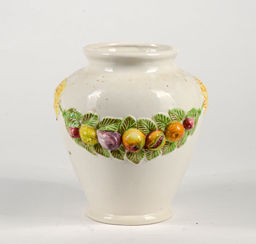 Vaso anfora in ceramica firmata Nazareno Picchioni con decori frutta e mascheroni Italia 1980