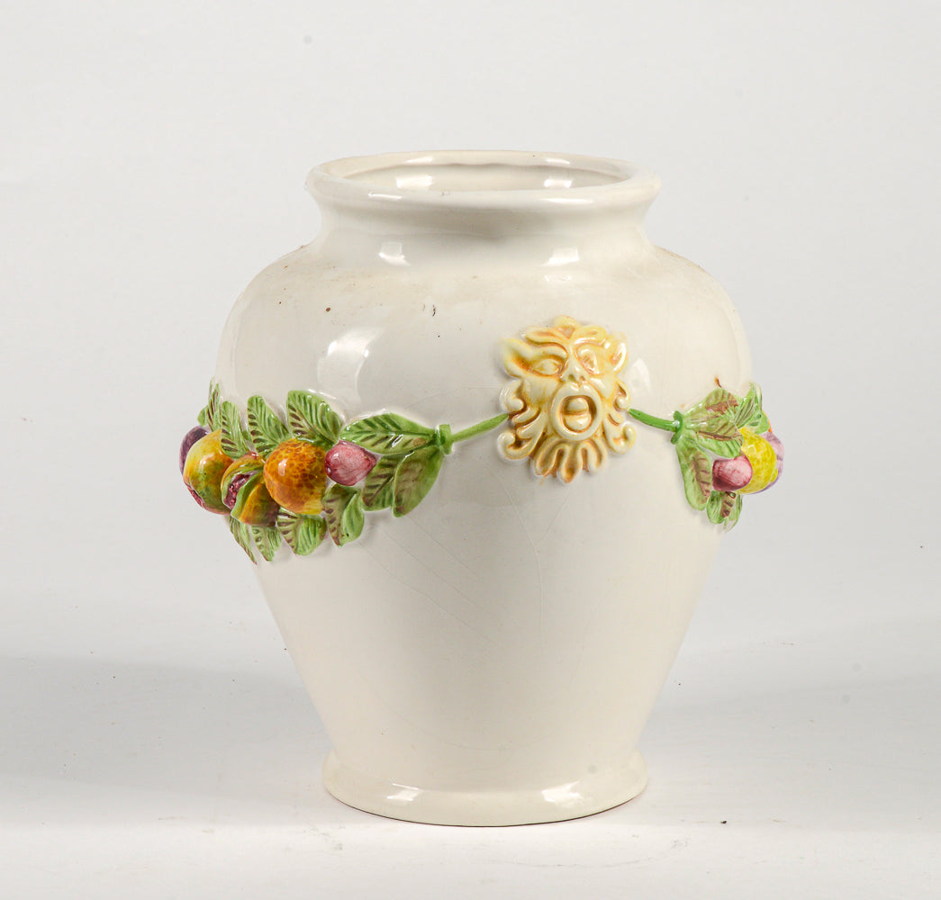 Vaso anfora in ceramica firmata Nazareno Picchioni con decori frutta e mascheroni Italia 1980