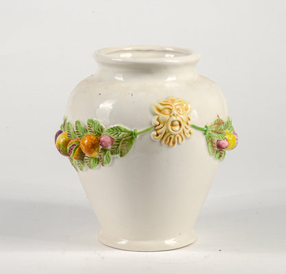 Vaso anfora in ceramica firmata Nazareno Picchioni con decori frutta e mascheroni Italia 1980