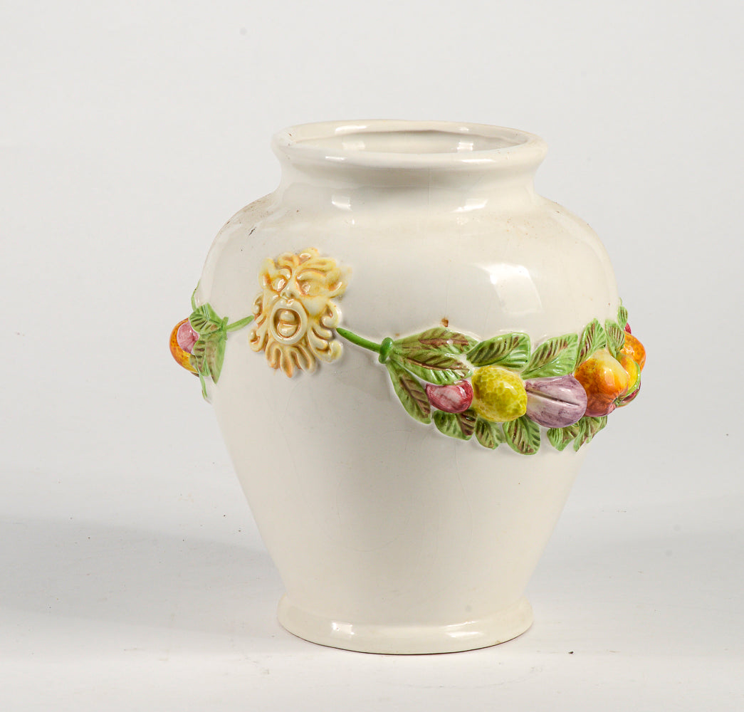 Vaso anfora in ceramica firmata Nazareno Picchioni con decori frutta e mascheroni Italia 1980