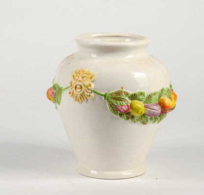Vaso anfora in ceramica firmata Nazareno Picchioni con decori frutta e mascheroni Italia 1980