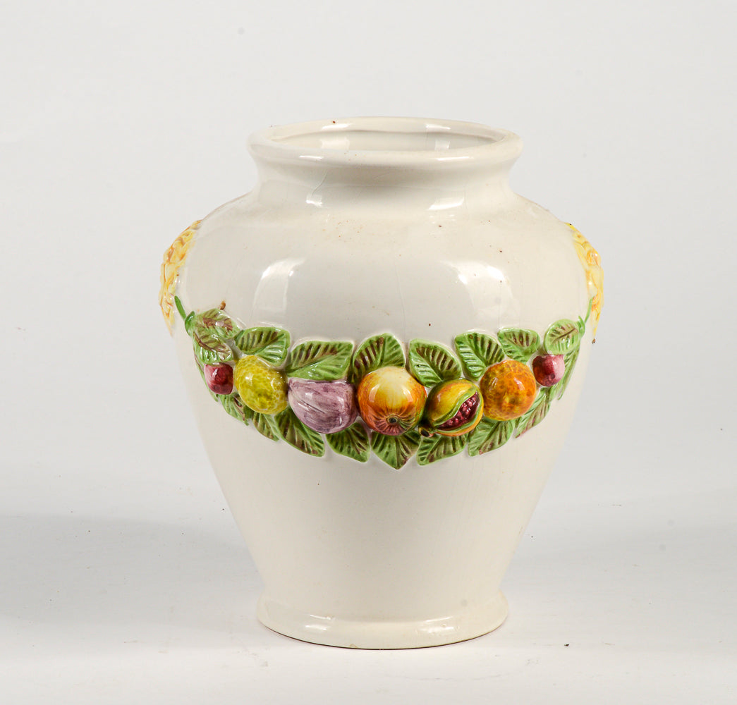 Vaso anfora in ceramica firmata Nazareno Picchioni con decori frutta e mascheroni Italia 1980