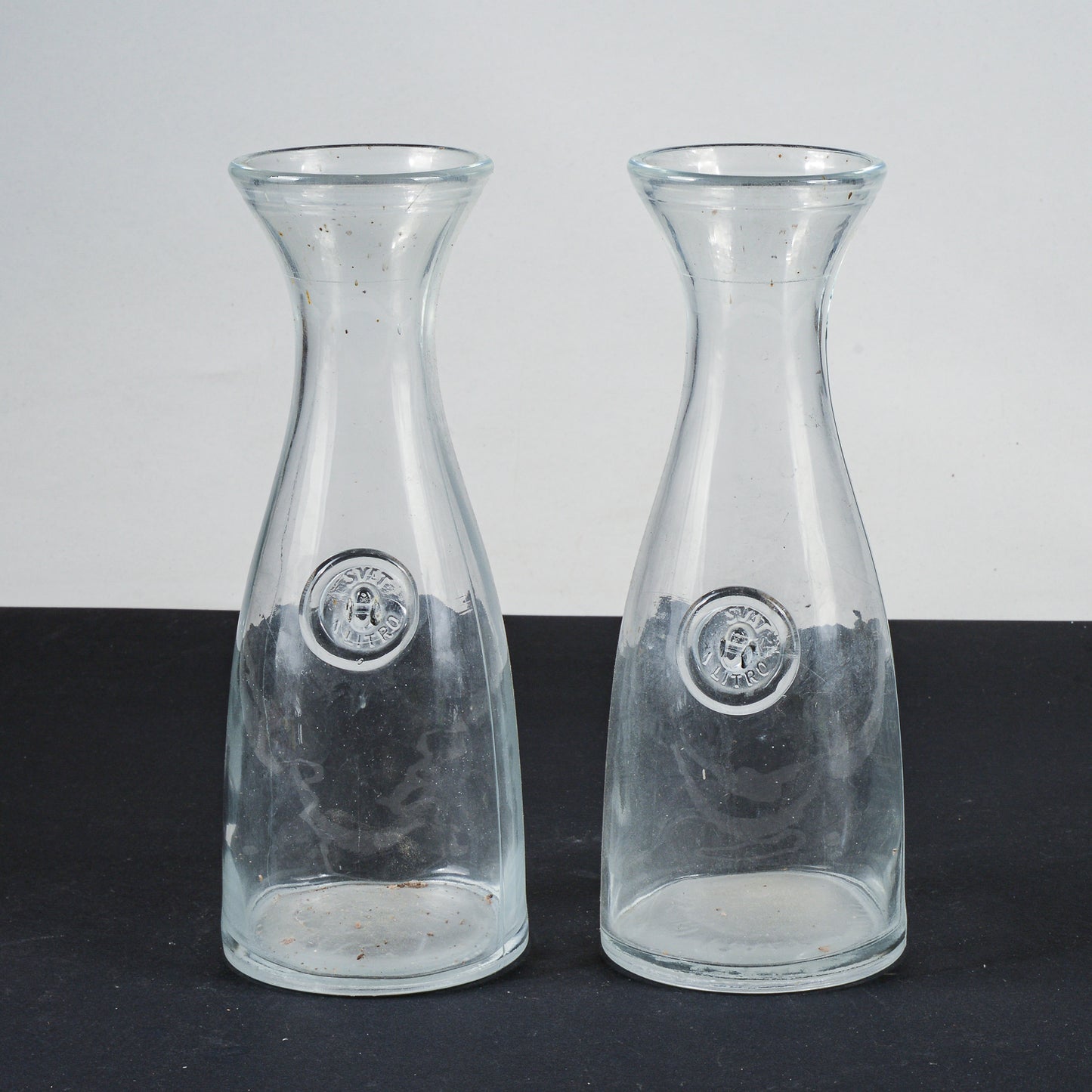 Coppia bottiglie da vino in vetro da 1 litro epoca XX secolo