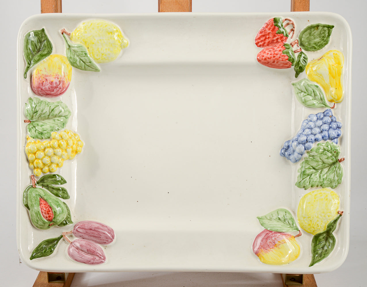 Vassoio centrotavola in ceramica con decori a frutta firmato Bozzi Appignano 1990