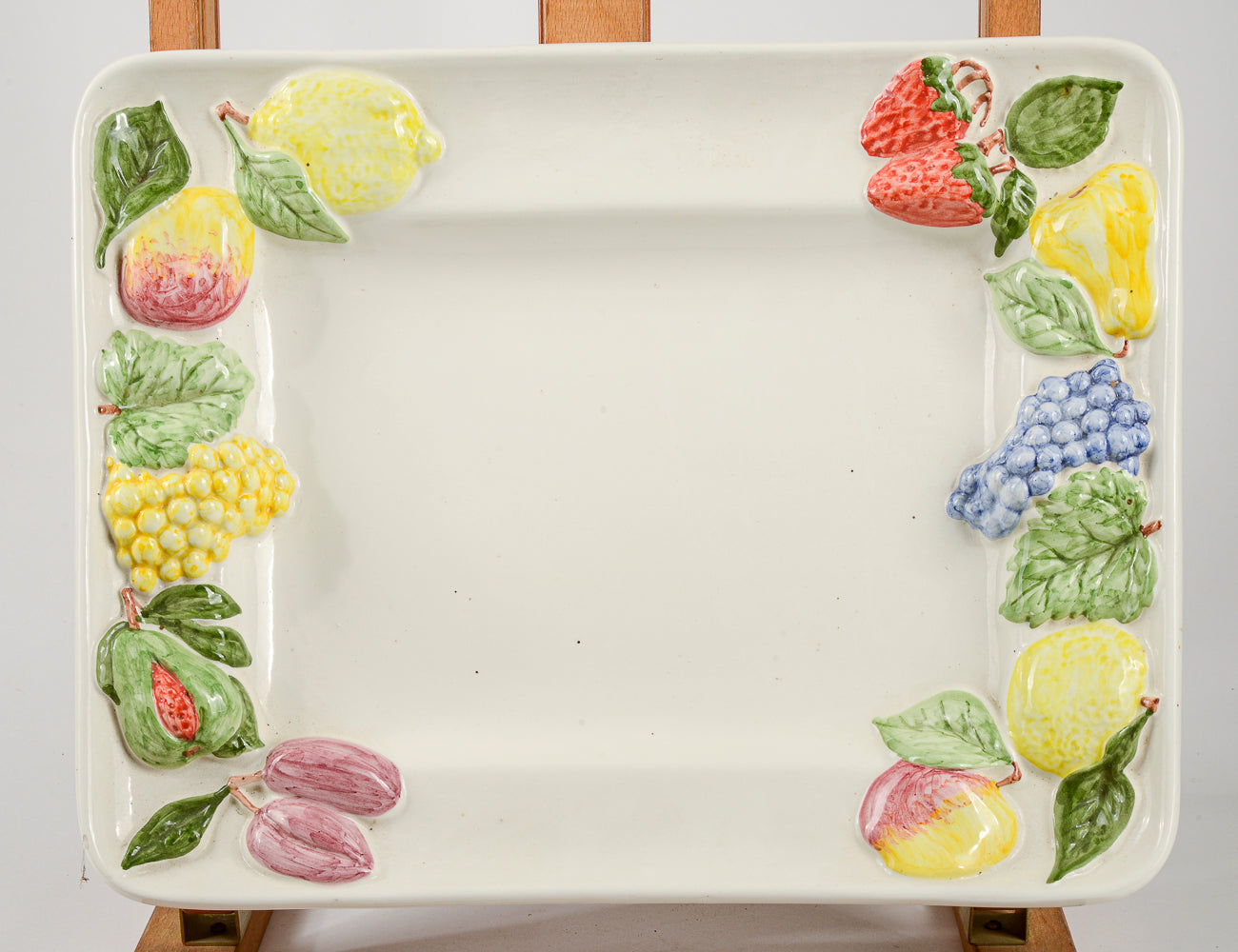 Vassoio centrotavola in ceramica con decori a frutta firmato Bozzi Appignano 1990