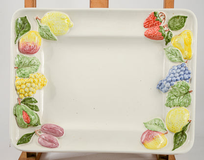 Vassoio centrotavola in ceramica con decori a frutta firmato Bozzi Appignano 1990