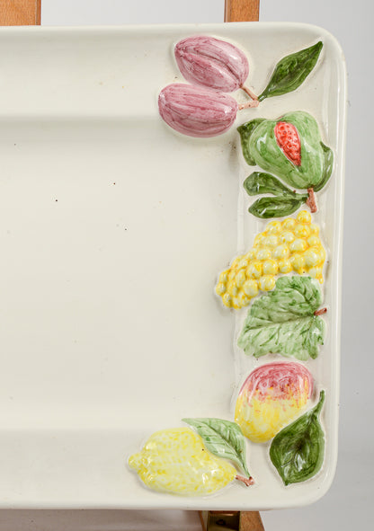 Vassoio centrotavola in ceramica con decori a frutta firmato Bozzi Appignano 1990