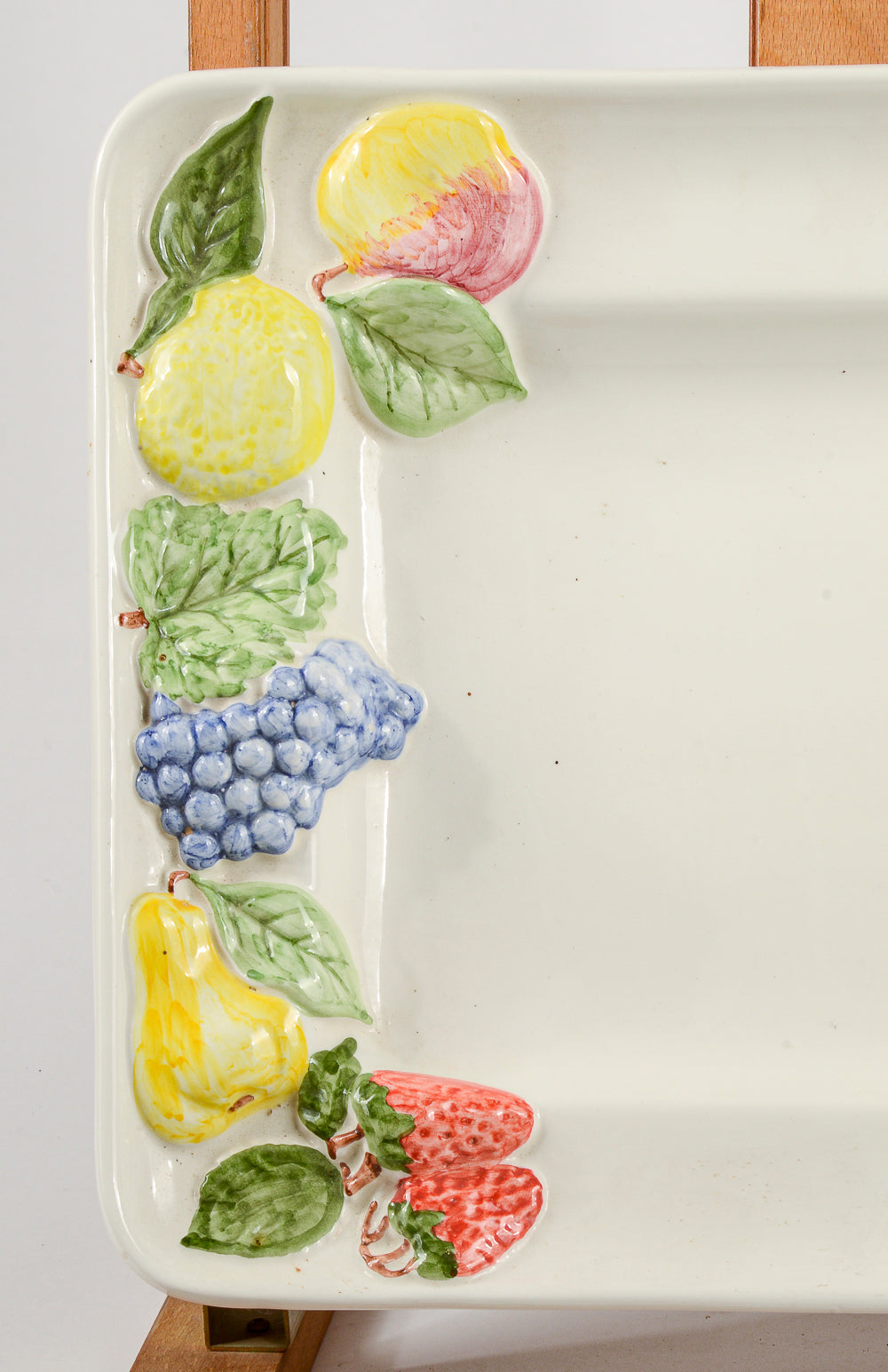 Vassoio centrotavola in ceramica con decori a frutta firmato Bozzi Appignano 1990