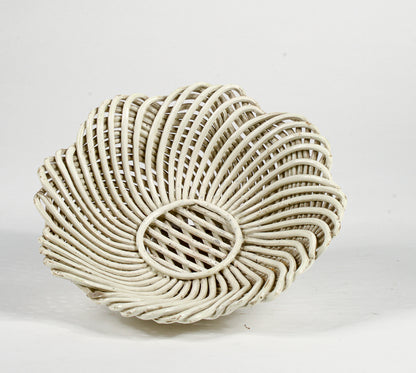 Vassoio piatto centrotavola in ceramica intrecciata bianca  Italia 1950