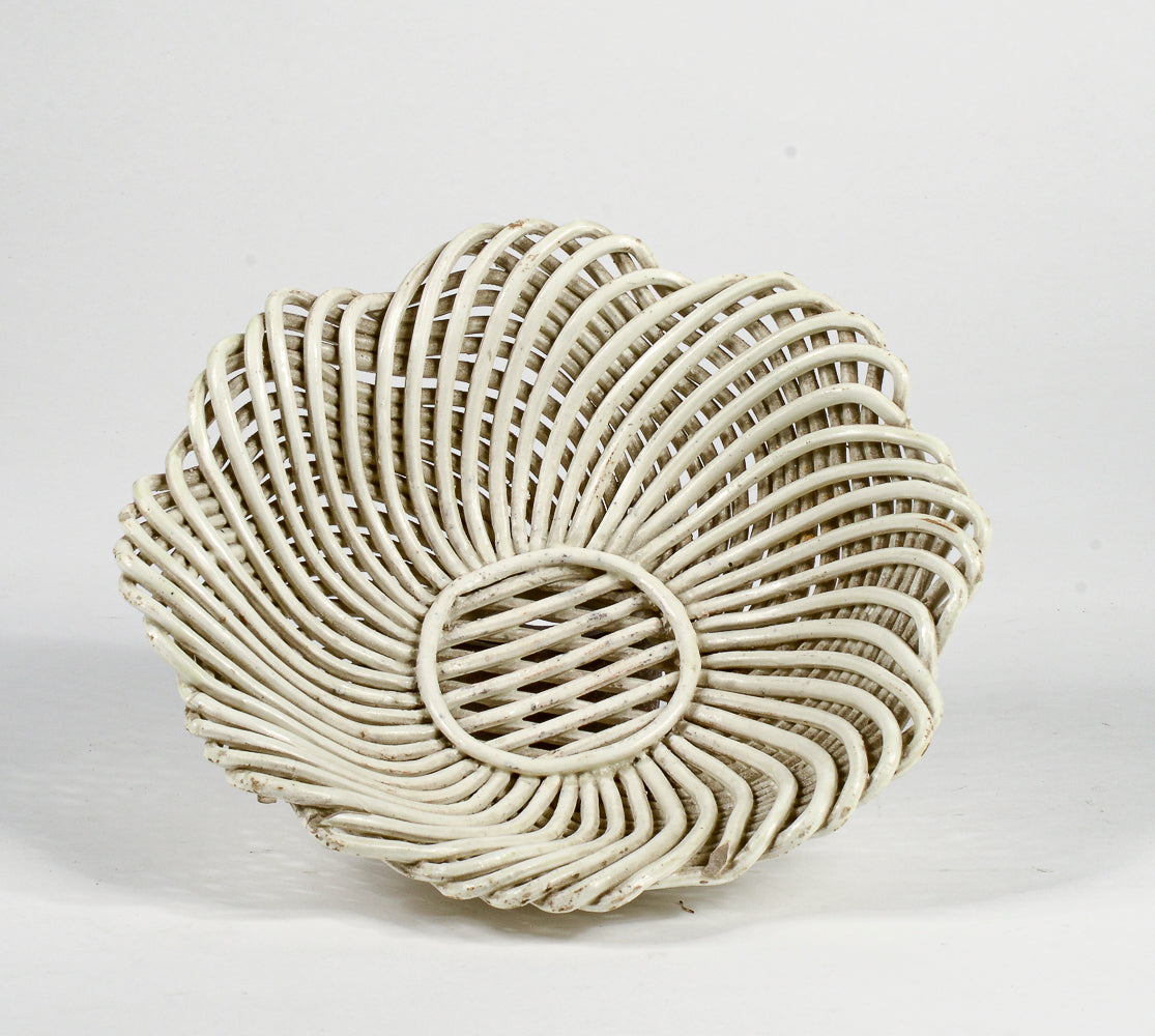 Vassoio piatto centrotavola in ceramica intrecciata bianca  Italia 1950
