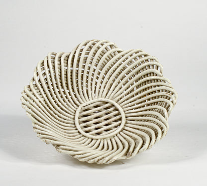 Vassoio piatto centrotavola in ceramica intrecciata bianca  Italia 1950