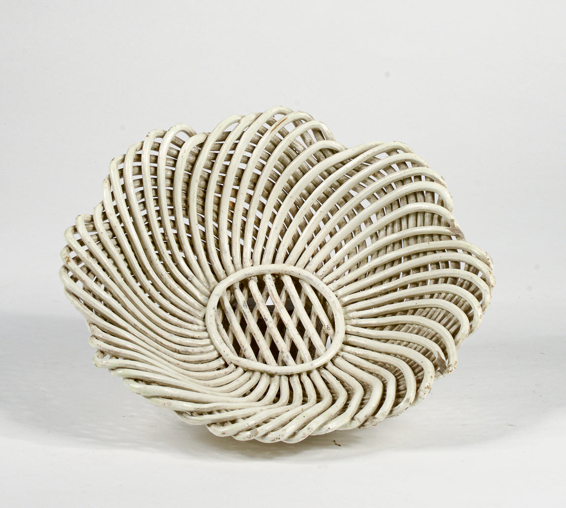 Vassoio piatto centrotavola in ceramica intrecciata bianca  Italia 1950