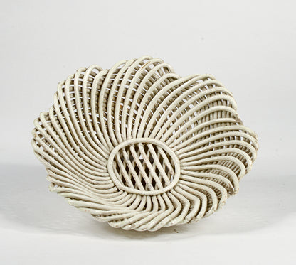 Vassoio piatto centrotavola in ceramica intrecciata bianca  Italia 1950