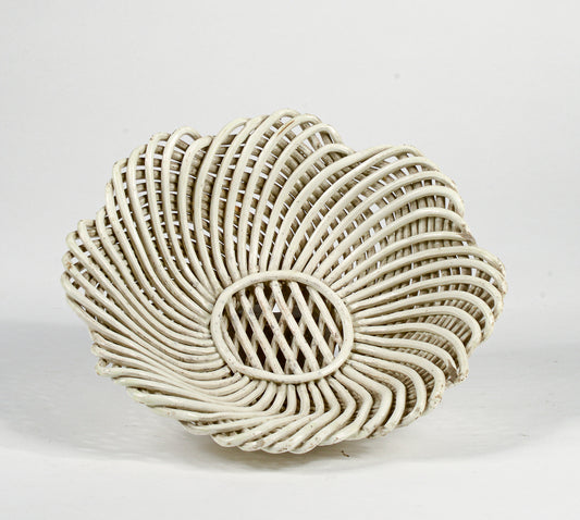 Vassoio piatto centrotavola in ceramica intrecciata bianca  Italia 1950
