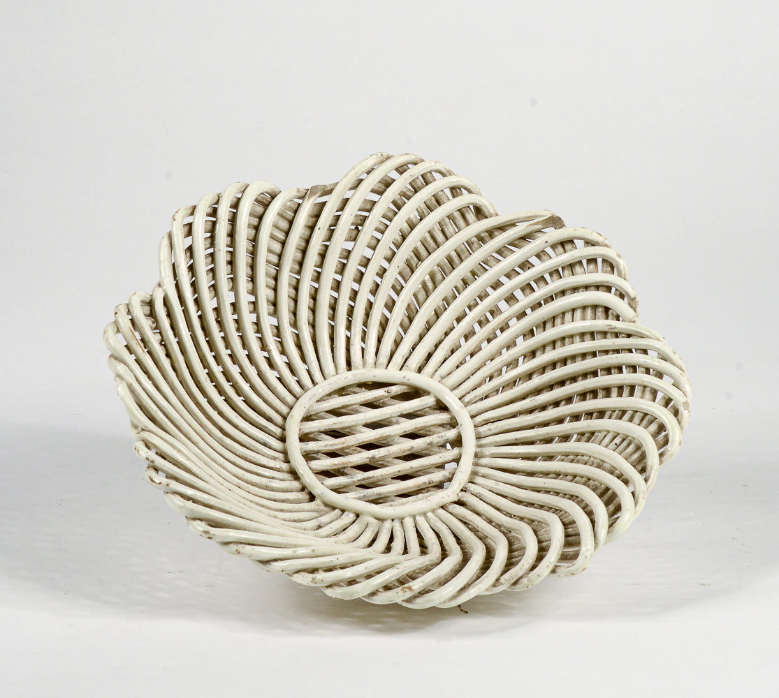 Vassoio piatto centrotavola in ceramica intrecciata bianca  Italia 1950