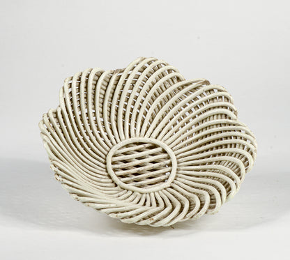 Vassoio piatto centrotavola in ceramica intrecciata bianca  Italia 1950