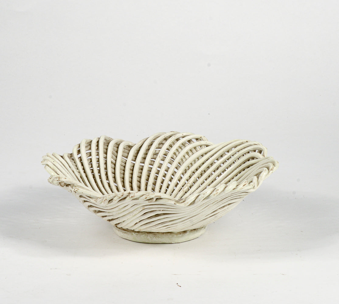 Vassoio piatto centrotavola in ceramica intrecciata bianca  Italia 1950