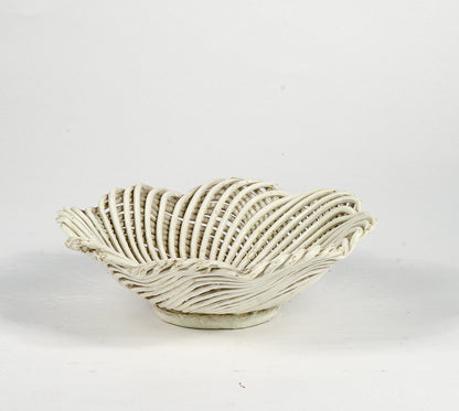 Vassoio piatto centrotavola in ceramica intrecciata bianca  Italia 1950