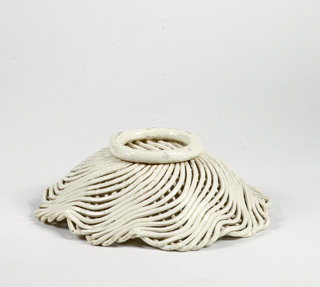 Vassoio piatto centrotavola in ceramica intrecciata bianca  Italia 1950