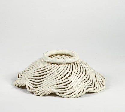 Vassoio piatto centrotavola in ceramica intrecciata bianca  Italia 1950