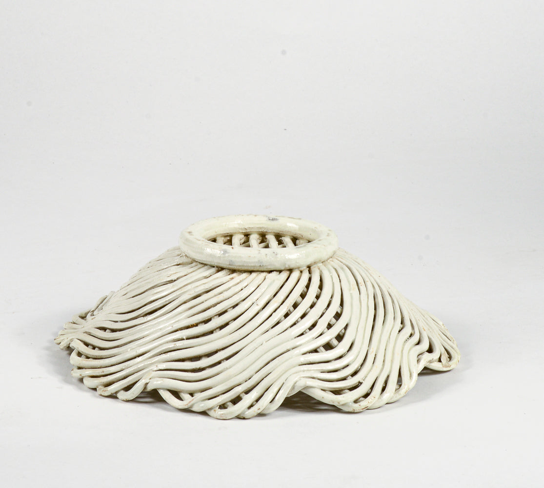 Vassoio piatto centrotavola in ceramica intrecciata bianca  Italia 1950