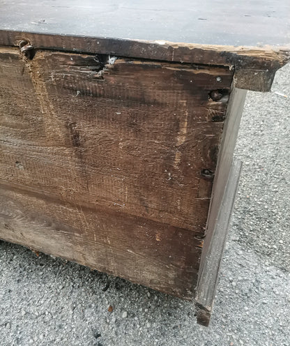 Cassa antica in legno massello con fronte dipinto  epoca 800