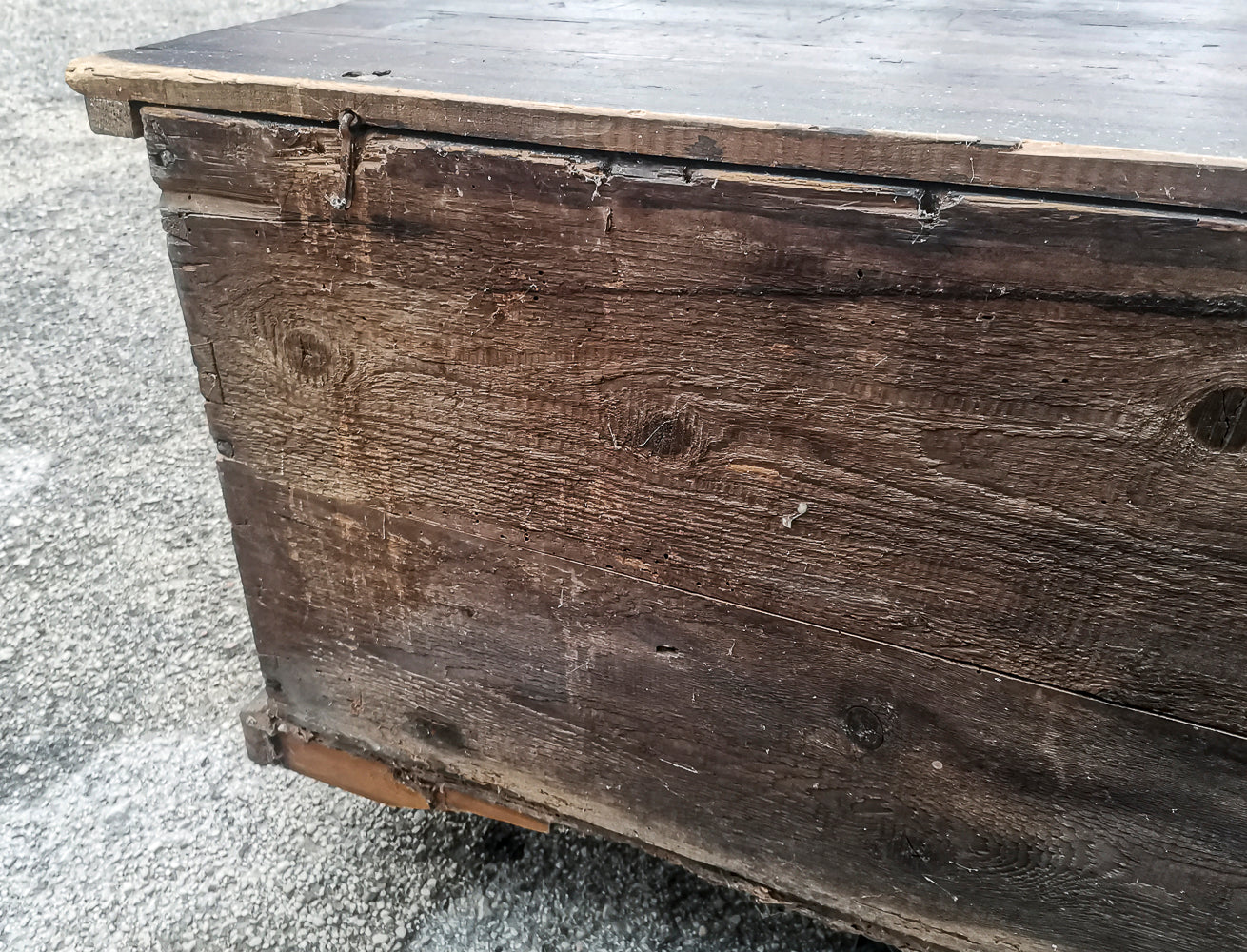 Cassa antica in legno massello con fronte dipinto  epoca 800