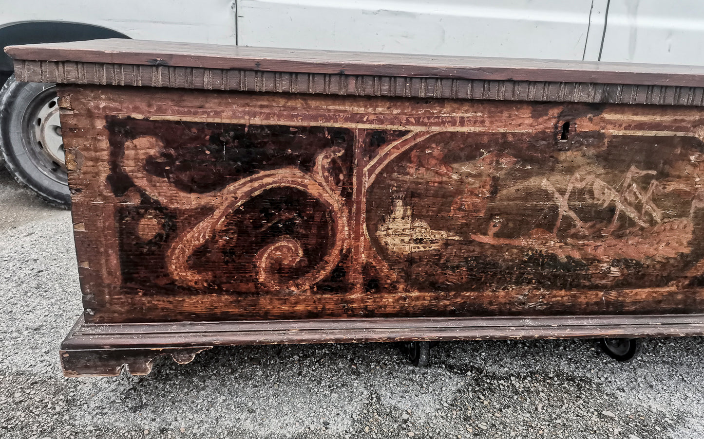 Cassa antica in legno massello con fronte dipinto  epoca 800