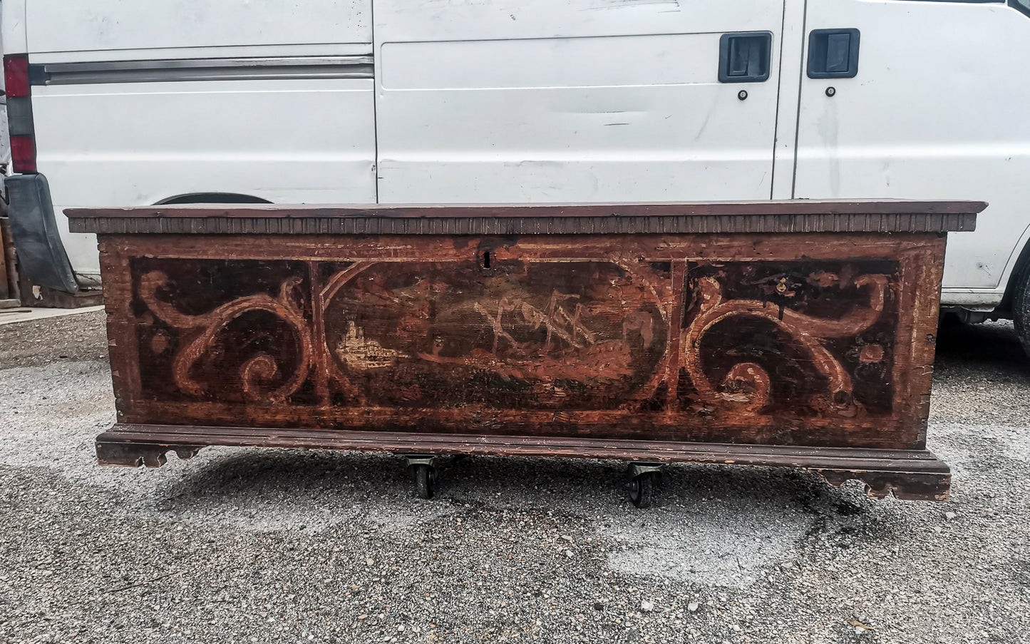 Cassa antica in legno massello con fronte dipinto  epoca 800