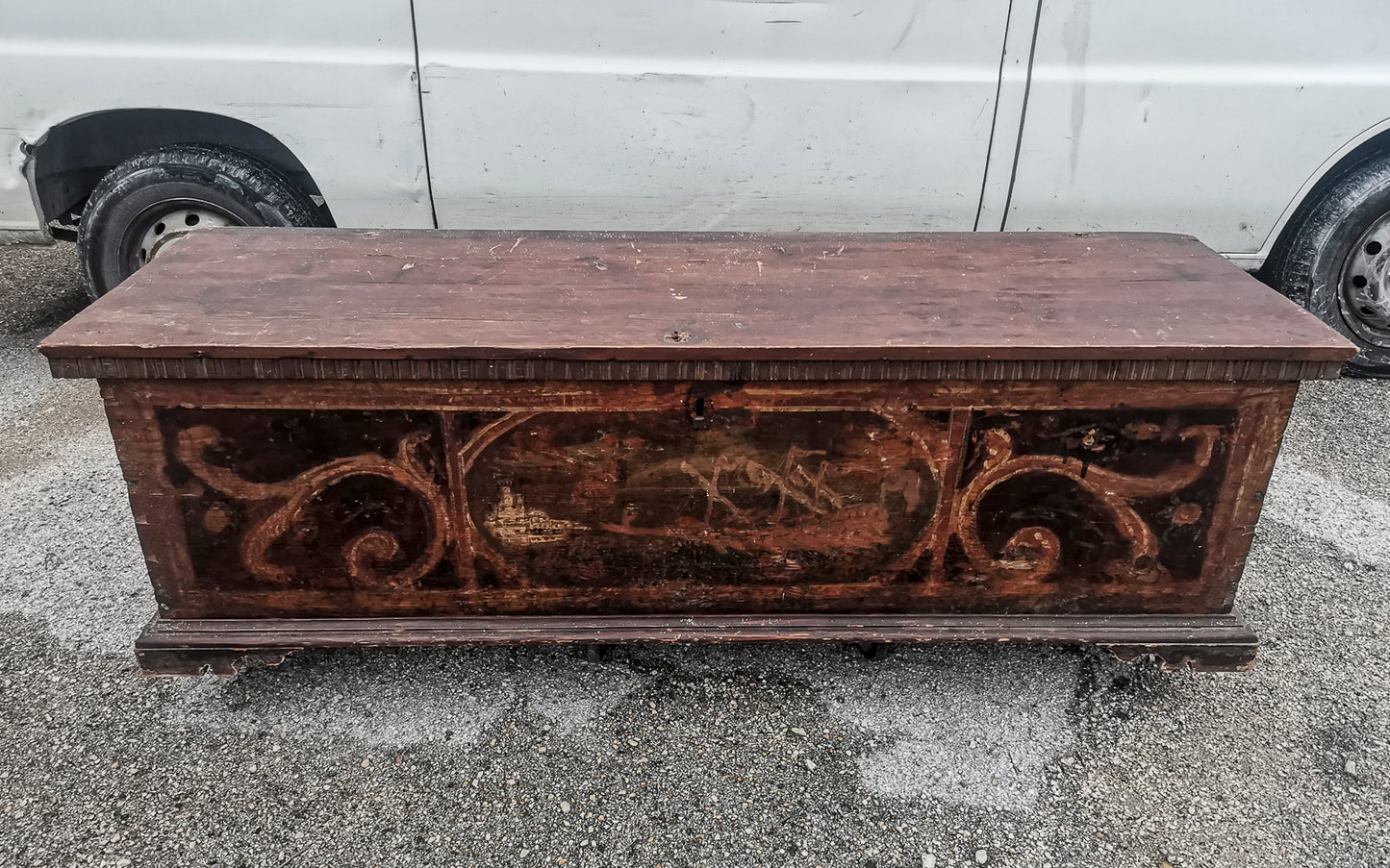 Cassa antica in legno massello con fronte dipinto  epoca 800