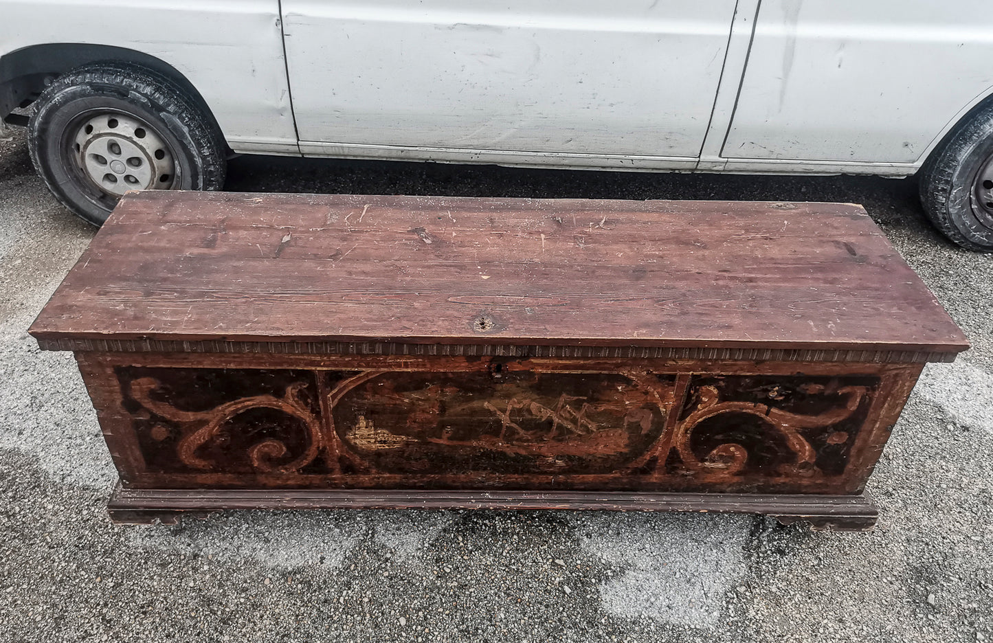 Cassa antica in legno massello con fronte dipinto  epoca 800