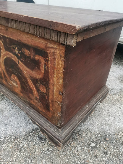 Cassa antica in legno massello con fronte dipinto  epoca 800