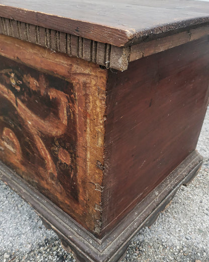 Cassa antica in legno massello con fronte dipinto  epoca 800