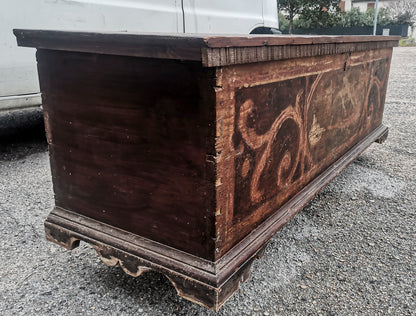 Cassa antica in legno massello con fronte dipinto  epoca 800