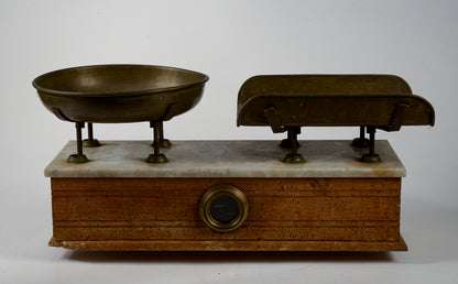 Bilancia antica con segni del tempo  piano in marmo piatti in ottone marcati Italia epoca primo 900