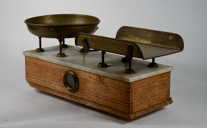 Bilancia antica con segni del tempo  piano in marmo piatti in ottone marcati Italia epoca primo 900