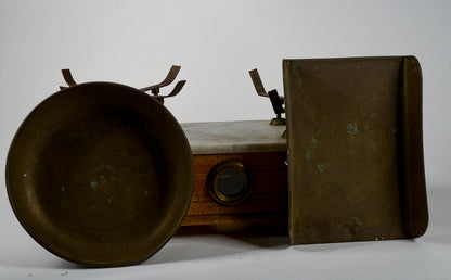 Bilancia antica con segni del tempo  piano in marmo piatti in ottone marcati Italia epoca primo 900
