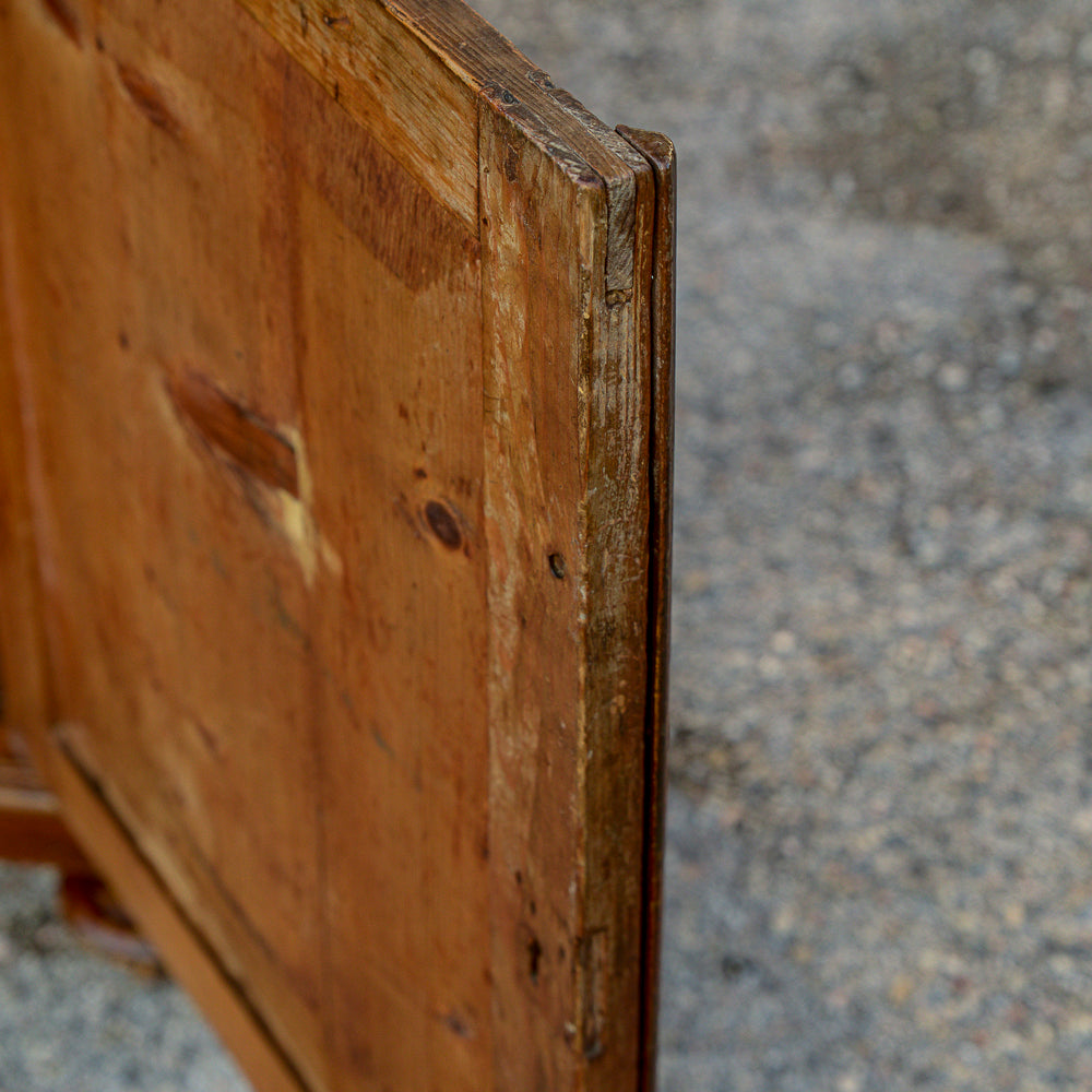 Credenza cassetto e 2 ante in legno di abete laccato Italia epoca 1800