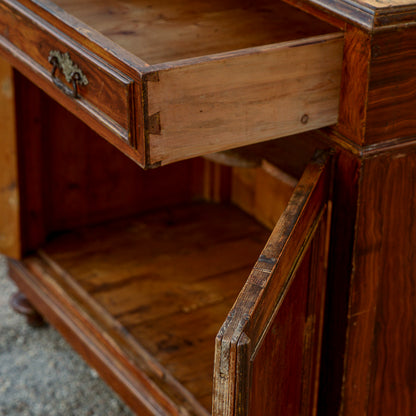 Credenza cassetto e 2 ante in legno di abete laccato Italia epoca 1800