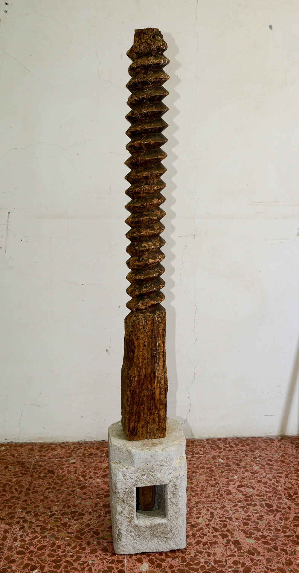 Struttura vite tornita in legno di torchio  con evidenti segni del tempo con base in pietra sagomata