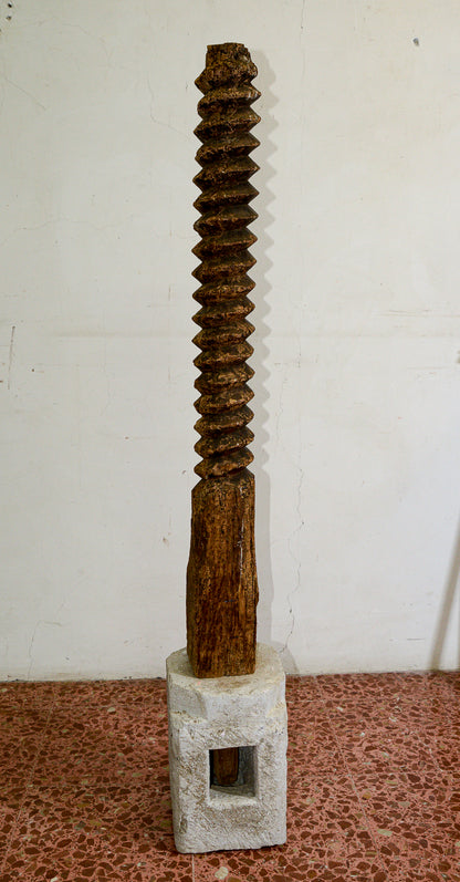 Struttura vite tornita in legno di torchio  con evidenti segni del tempo con base in pietra sagomata