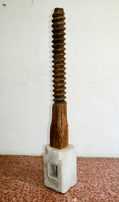 Struttura vite tornita in legno di torchio  con evidenti segni del tempo con base in pietra sagomata