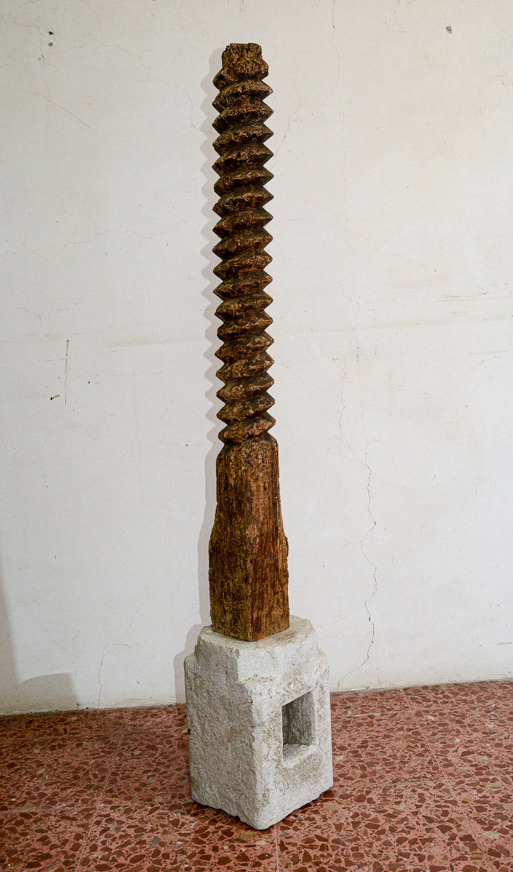 Struttura vite tornita in legno di torchio  con evidenti segni del tempo con base in pietra sagomata