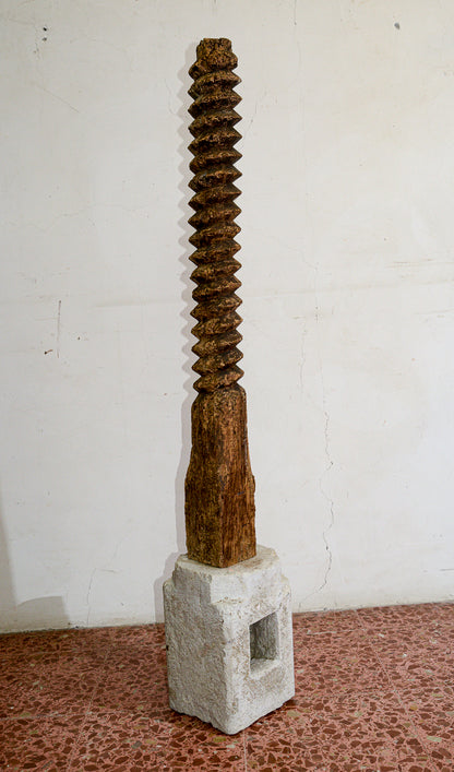 Struttura vite tornita in legno di torchio  con evidenti segni del tempo con base in pietra sagomata