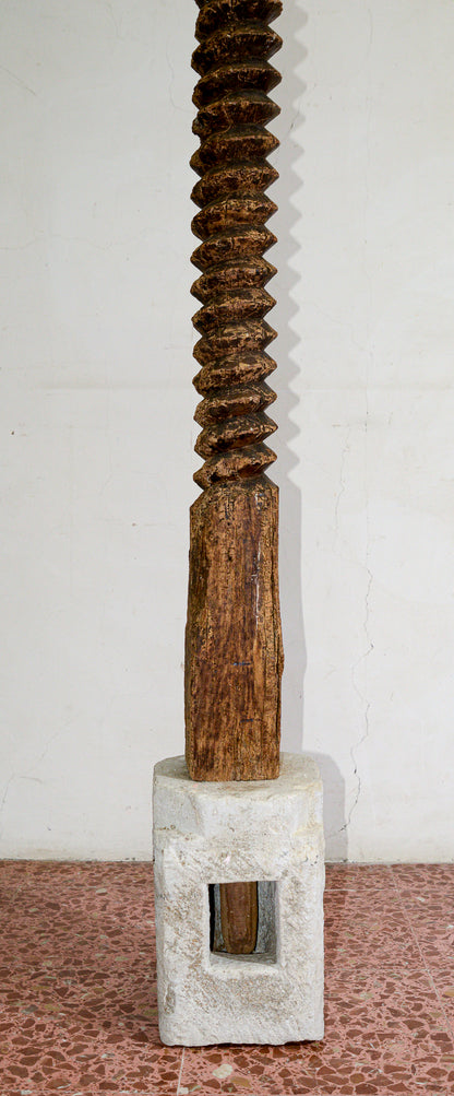 Struttura vite tornita in legno di torchio  con evidenti segni del tempo con base in pietra sagomata