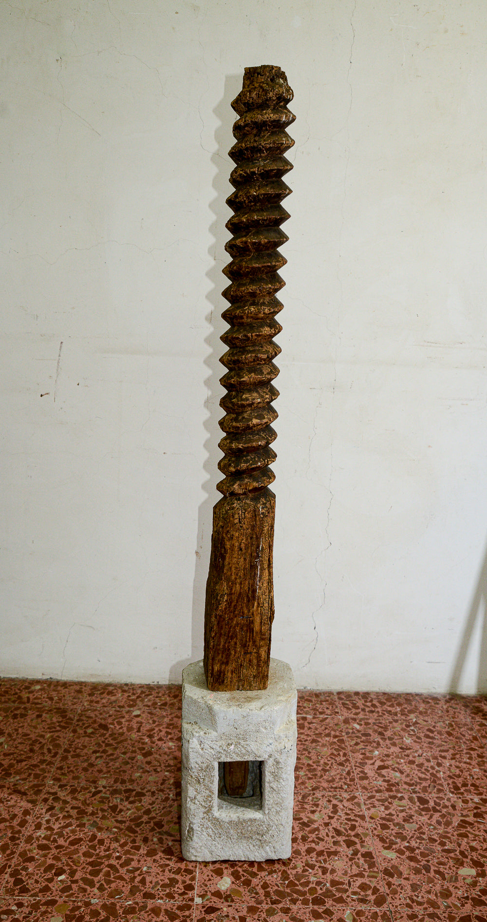 Struttura vite tornita in legno di torchio  con evidenti segni del tempo con base in pietra sagomata