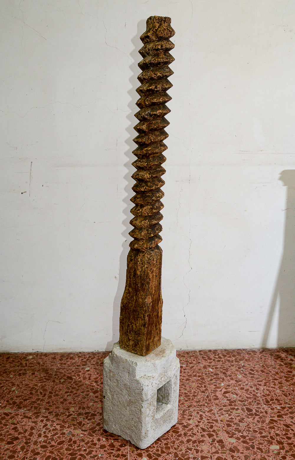 Struttura vite tornita in legno di torchio  con evidenti segni del tempo con base in pietra sagomata